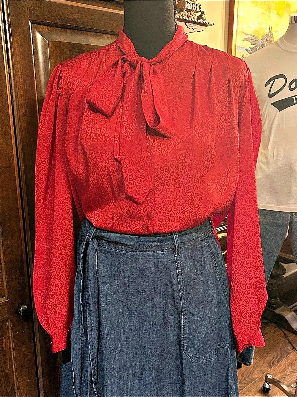 80’s 90’s PantHer Sz S/M Red Paisley Patterned Metallic Shimmer Tie Neck Blouse